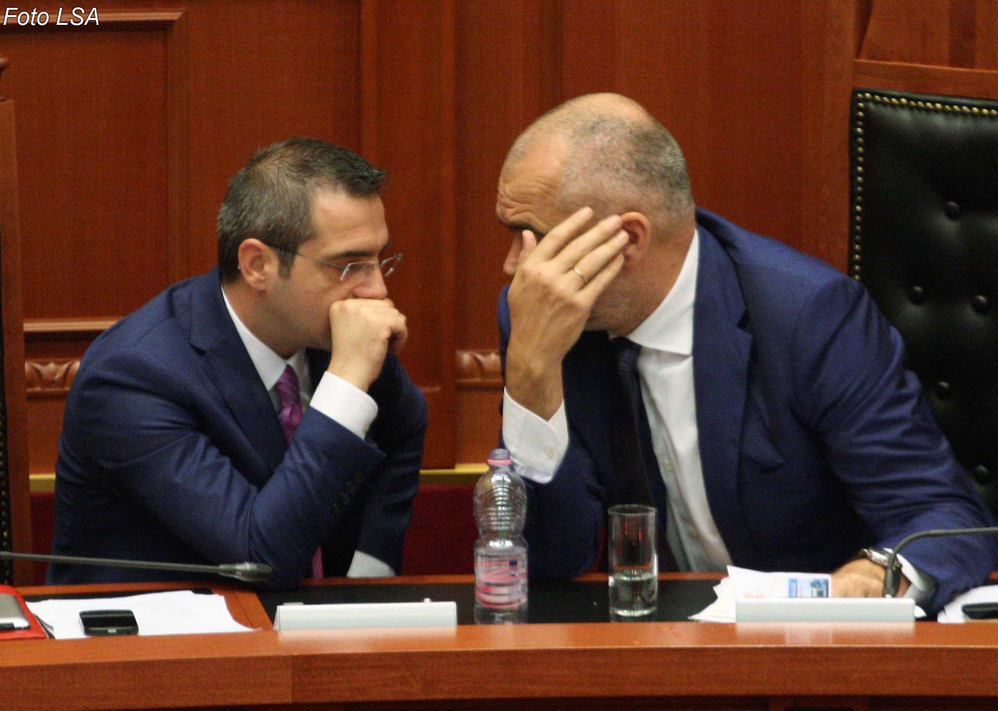 SEANCE PARLAMENTARE - Kryeministri Edi Rama dhe Ministri i Brendshem Saimir Tahiri, gjate nje seance parlamentare, ku Gentian Salaj eshte zgjedhur krytari i ri Autoritetit te Medias Audiovizive, AMA./r/n/r/nPARLIAMENTARY SESSION - Prime Minister, Edi Rama and Saimir Tahiri, Minister of Interior, during a parliamentary session.