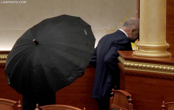 OPOZITA QELLON RAMEN ME VEZE NE PARLAMENT - /r/n/r/nOPPOSITION LAWMAKER HITS PM RAMA WITH EGGS -