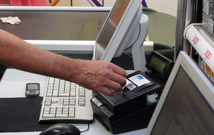 Nje klient duke marre kuponin tatimor ne nje supermarket prane zones se 21 Dhjetorit. Qe nga data 1 shtator qeveria ka nisur nje aksion per luften kunder informalitetit./r/n/r/nA customer taking tax receipt at a supermarket near the area 21 December. Since September 1, the government has launched an action for the fight against informality.
