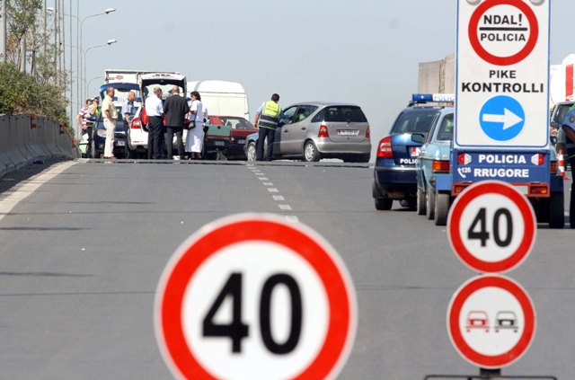 PIKE KONTROLLI TE KTHESA E KAMZES - Police te qarkullimit rrugore, gjate nje aksioni per kontrollimin e automjeteve prane mbikalimit ne kthesen e Kamzes, per parandalimin e ngjarjeve aksidentale dhe rritjen e sigurise ne rruge.