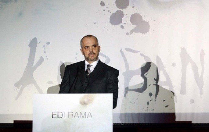 Kryetari i PS Edi Rama, duke folur gjate ceremonise se promovimit te librit te tij me titull "Kurban", ne ambientet e Hotel Sheraton.