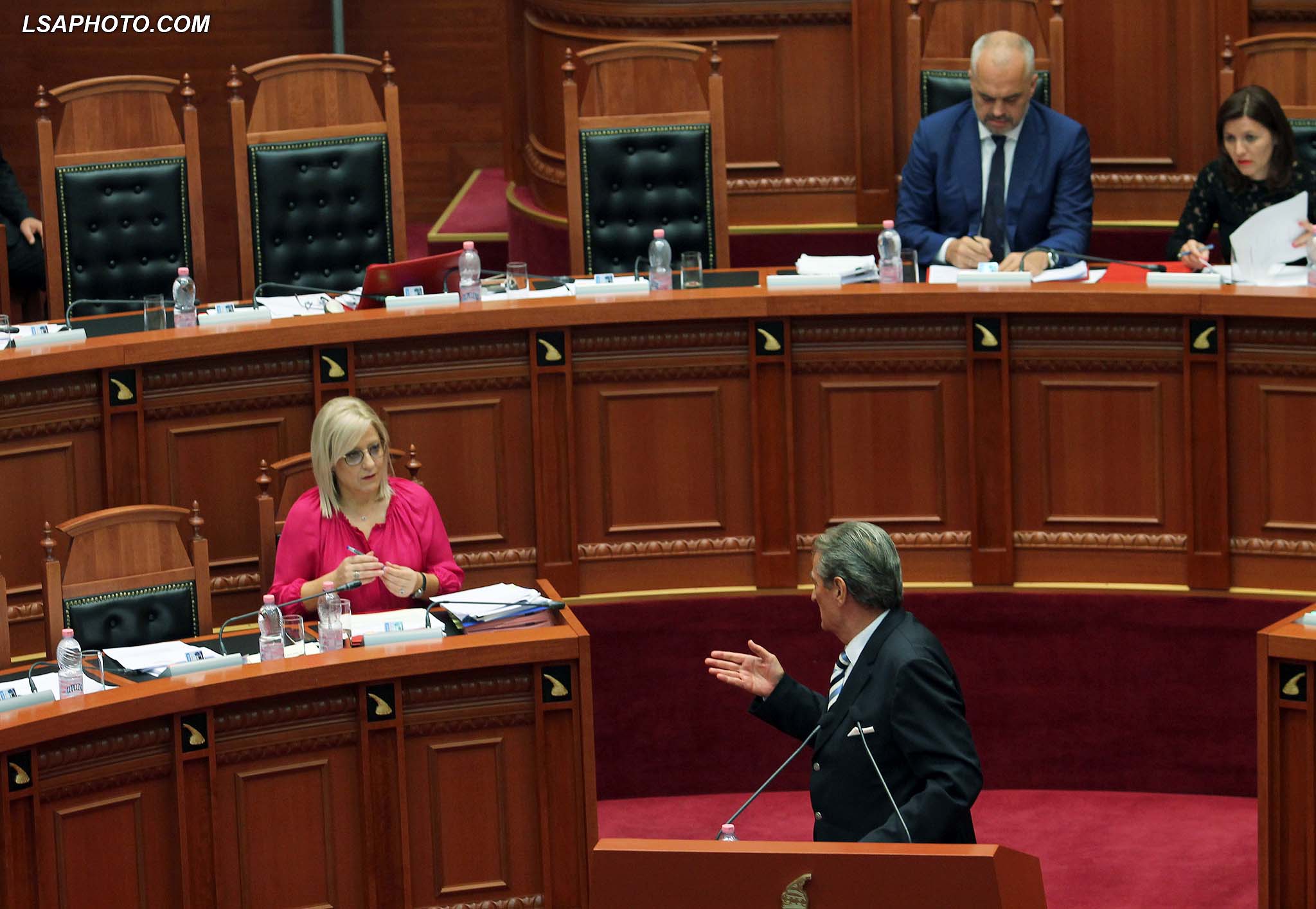 SEANCE PARLAMENTARE - Ish kryeministri Sali Berisha, Kryeministri Edi Rama dhe Ministrja e Arsimit Lindita Nikolla, gjate nje seance parlamentare, ku eshte diskutuar projektligji per Arsimin e Larte.	/r/n/r/nPARLIAMENTARY SESSION - Former Prime Minister Sali Berisha, Prime Minister Edi Rama and Minister of Education Lindita Nikolla, during a parliamentary session.