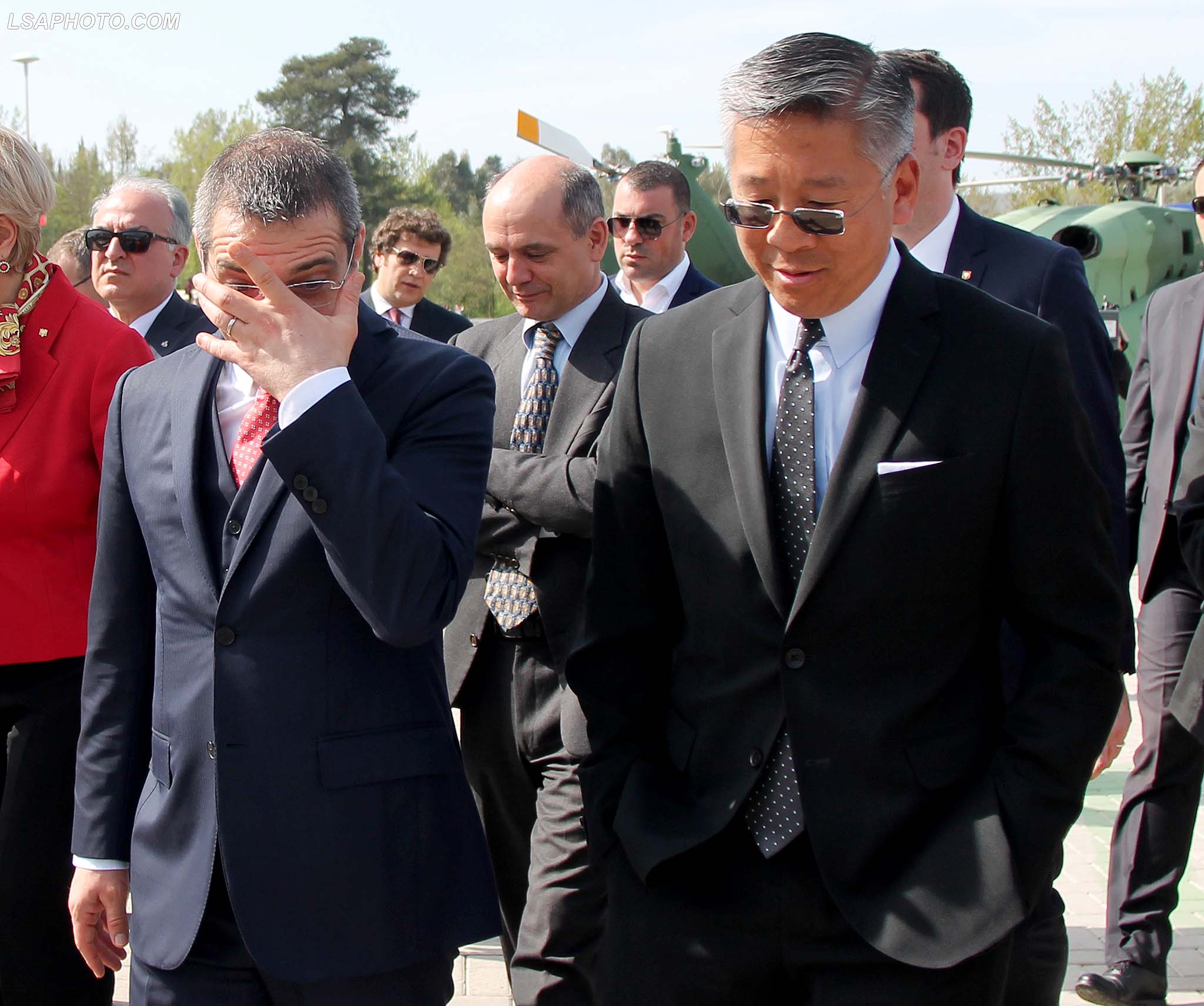 Ambasadori Amerikan ne Tirane, Donald Lu dhe Interior Minister Saimir Tahiri, gjate nje aktiviteti te organizuar ne sheshin “Nene Tereza”, me rastin e 7 vjetorit te anetaresimit te Shqiperise ne Aleancen e Atlantikut te Veriut, NATO. /r/n/r/nUS Ambassador in Tirana, Donald Lu and Interior Minister Saimir Tahiri, during an event organized in the "Mother Teresa" square, on the occasion of the 7th anniversary of Albania's membership in the North Atlantic Alliance, NATO.