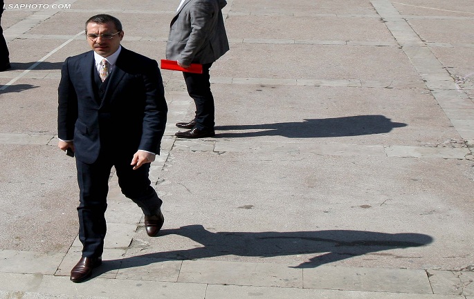 Ministri i Brendshem, Saimir Tahiri, duke hyre gjate Kongresit te Partise Socialiste, PS ne Pallatin e Kongreseve, ku rreth 1500 delegate do te zgjedhin 175 anetaret e rinj te Asamblese Kombetare./r/n/r/nInterior Minister Saimir Tahiri, during the Congress of Socialist Party, PS, at the Congress Palace.
