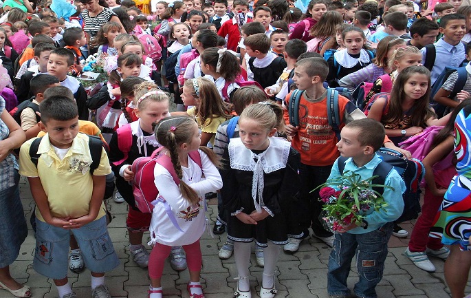 Femije te klasave fillore, ne diten e pare te vitit te ri shkollor, per nxenesit e ciklit te ulet dhe atij te mesem, ne shkollen Misto Mame, ne Tirane.