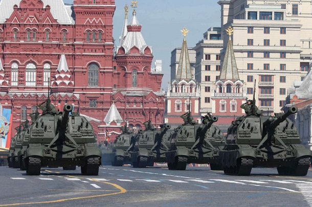 Russian servicemen onboard self-propelled artillery vehicles salute during the Victory Day Parade in Moscow's Red Square May 9, 2014. Russia celebrates the 1945 victory over Nazi Germany during World War Two on May 9. REUTERS/Sergei Karpukhin (RUSSIA - Tags: POLITICS MILITARY ANNIVERSARY CONFLICT)