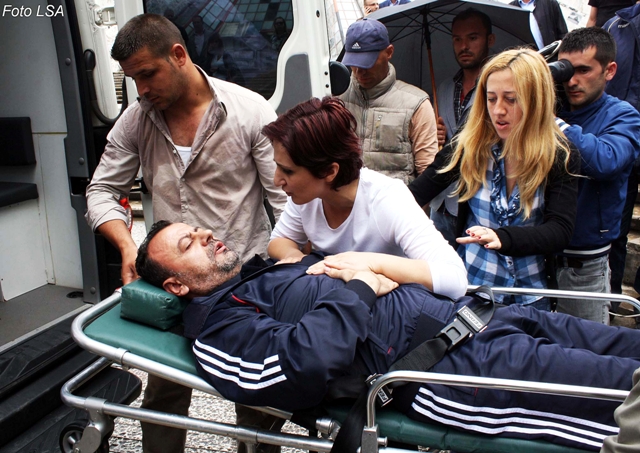 Artan Murrizi, duke u derguar me barrele per ne autoambulance, gjate dites se dhjete te greves se urise te punonjesve te shkarkuar nga administrata shteterore, ne cadra, prane godines se Kryeministrise, ku kerkojne rikthimin ne vendet e tyre te punes.