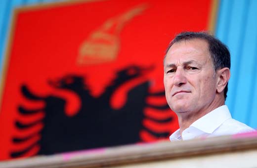 Traineri i ekipit Kombetar Shqiptar Gianni De Biasi, gjate ndeshjes se futbollit, Tirana-Alesund i Norvegjise, 1-1, e vlefshme per turin e dyte paraeleminator te kupes UEFA, e luajtur ne stadiumin Qemal Stafa, ne Tirane.