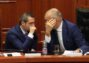 SEANCE PARLAMENTARE - Kryeministri Edi Rama dhe Ministri i Brendshem Saimir Tahiri, gjate nje seance parlamentare, ku Gentian Salaj eshte zgjedhur krytari i ri Autoritetit te Medias Audiovizive, AMA./r/n/r/nPARLIAMENTARY SESSION - Prime Minister, Edi Rama and Saimir Tahiri, Minister of Interior, during a parliamentary session.