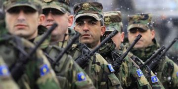 Members of the Kosovo Security Forces (KSF) stand guard during a ceremony in Pristina January 21, 2011. KSF today celebrated its second year of inauguration in an official ceremony where for the first time its members appeared armed. REUTERS/Hazir Reka (KOSOVO MILITARY - Tags: POLITICS MILITARY)